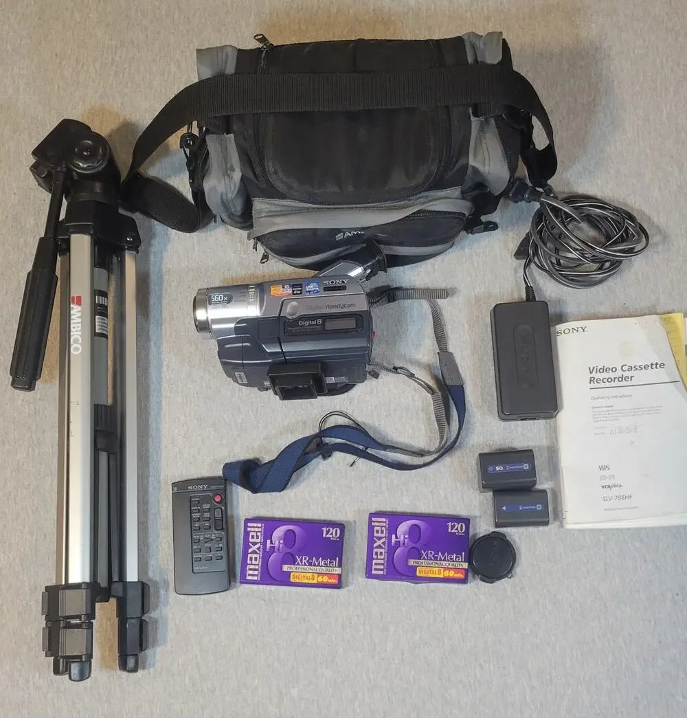 Sony DCR-TRV140 Handycam Digital8/Hi8 60x NightShot w/ Bag Remote Tapes